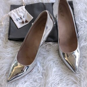 Inez " Alta "  Silver mirrored metallic leather pumps. Size 6M